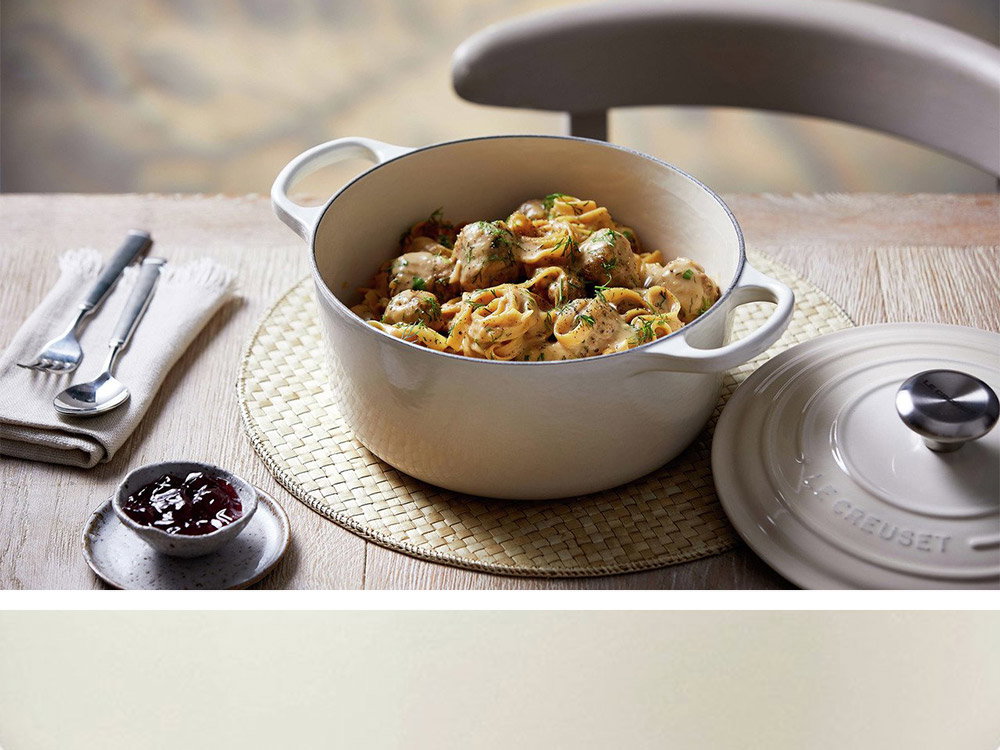 Ein weißer, kleiner Topf mit Deckel der Marke LeCreuset.