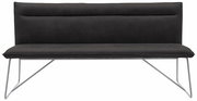 Moderne schwarze Bank mit Metallbeinen, Frontalansicht