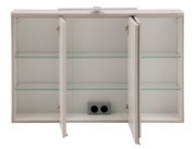 Weißer Badezimmer-Spiegelschrank mit zwei geöffneten Spiegeltüren und zwei Glasablagen, Frontansicht.