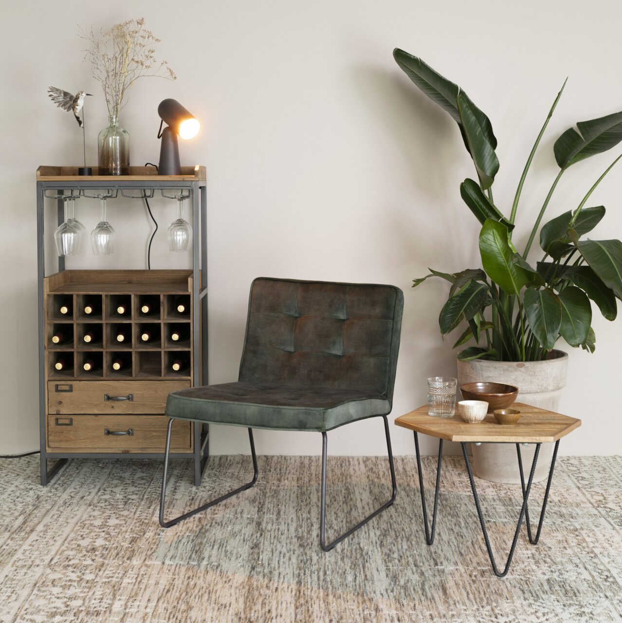 Moderner Loungesessel in einem gemütlichen Wohnzimmer, seitliche Perspektive