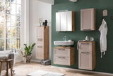 Moderner Midischrank in einem stilvollen Badezimmer, frontal betrachtet, mit Holz- und Creme-Elementen, umgeben von weiteren Badmöbeln und Pflanzen.