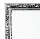 Detailansicht eines Standspiegels mit reich verziertem silbernen Rahmen, Perspektive von oben links.