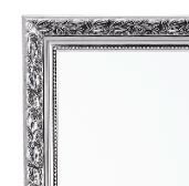 Detailansicht eines Standspiegels mit reich verziertem silbernen Rahmen, Perspektive von oben links.