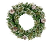 Vooraanzicht van een volle groene kerstkrans met besneeuwde dennentakken en decoratieve dennenappels op een witte achtergrond