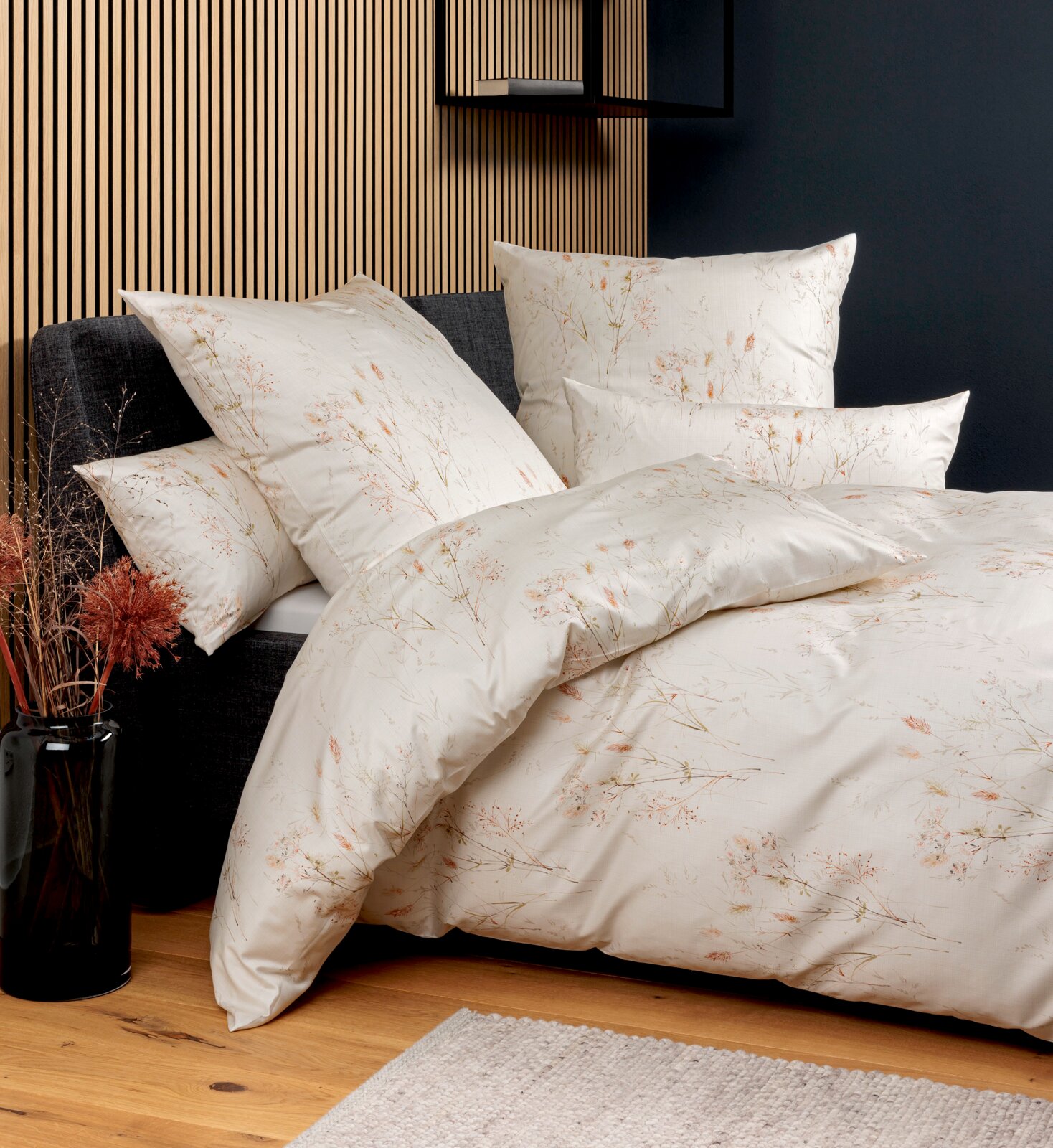Bettwäsche-Set mit floralem Muster in einem modernen Schlafzimmer, seitliche Perspektive
