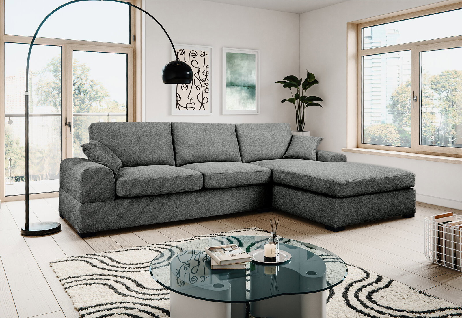 Modernes graues Ecksofa mit rechter Ottomane in hellem Wohnzimmer, frontale leicht schräge Perspektive