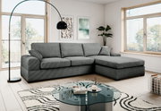 Modernes graues Ecksofa mit rechter Ottomane in hellem Wohnzimmer, frontale leicht schräge Perspektive