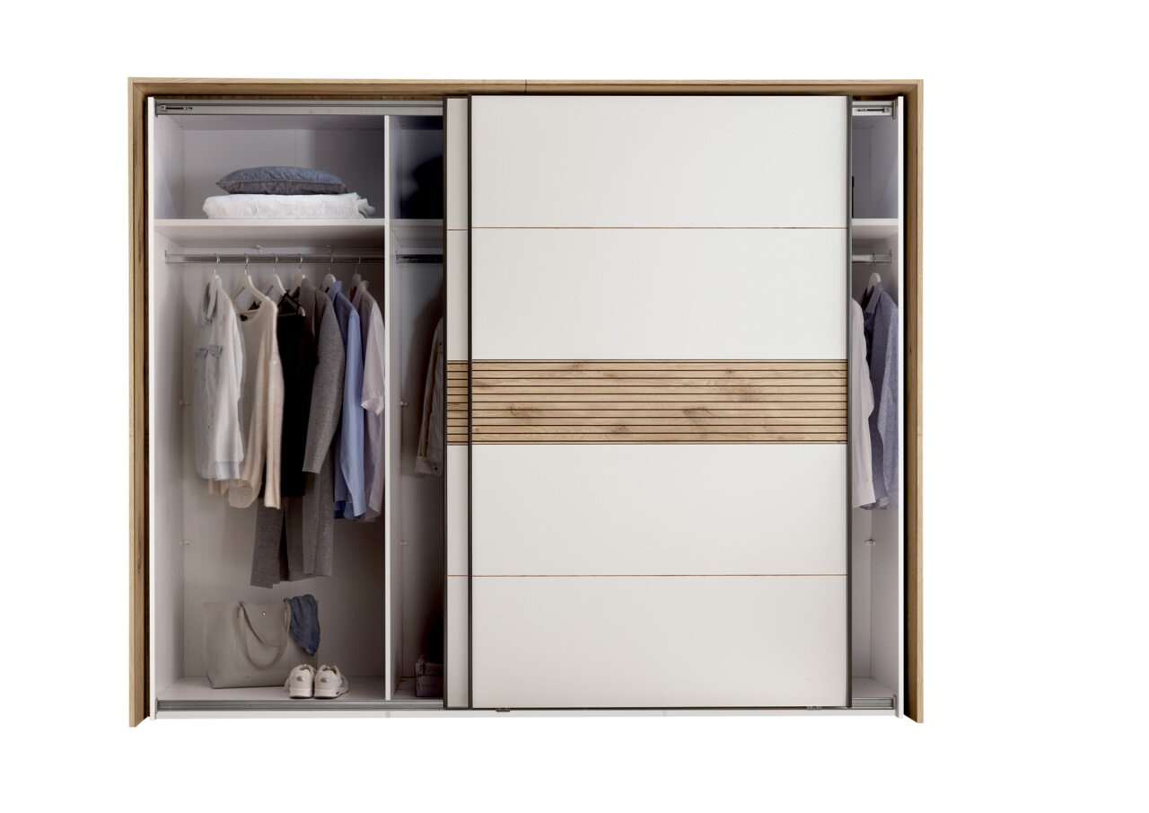 Kast met zweefdeuren waarvan de deur gedeeltelijk openstaat, met daarin kleding, schoenen en accessoires, vooraanzicht