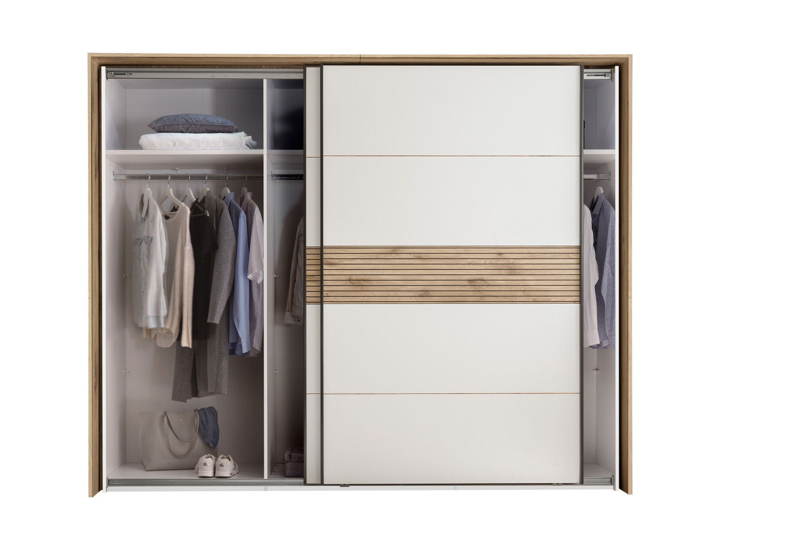 Schwebetürenschrank mit teilweise geöffneter Tür, zeigt Innenraum mit Kleidung, Schuhen und Accessoires, Frontalansicht