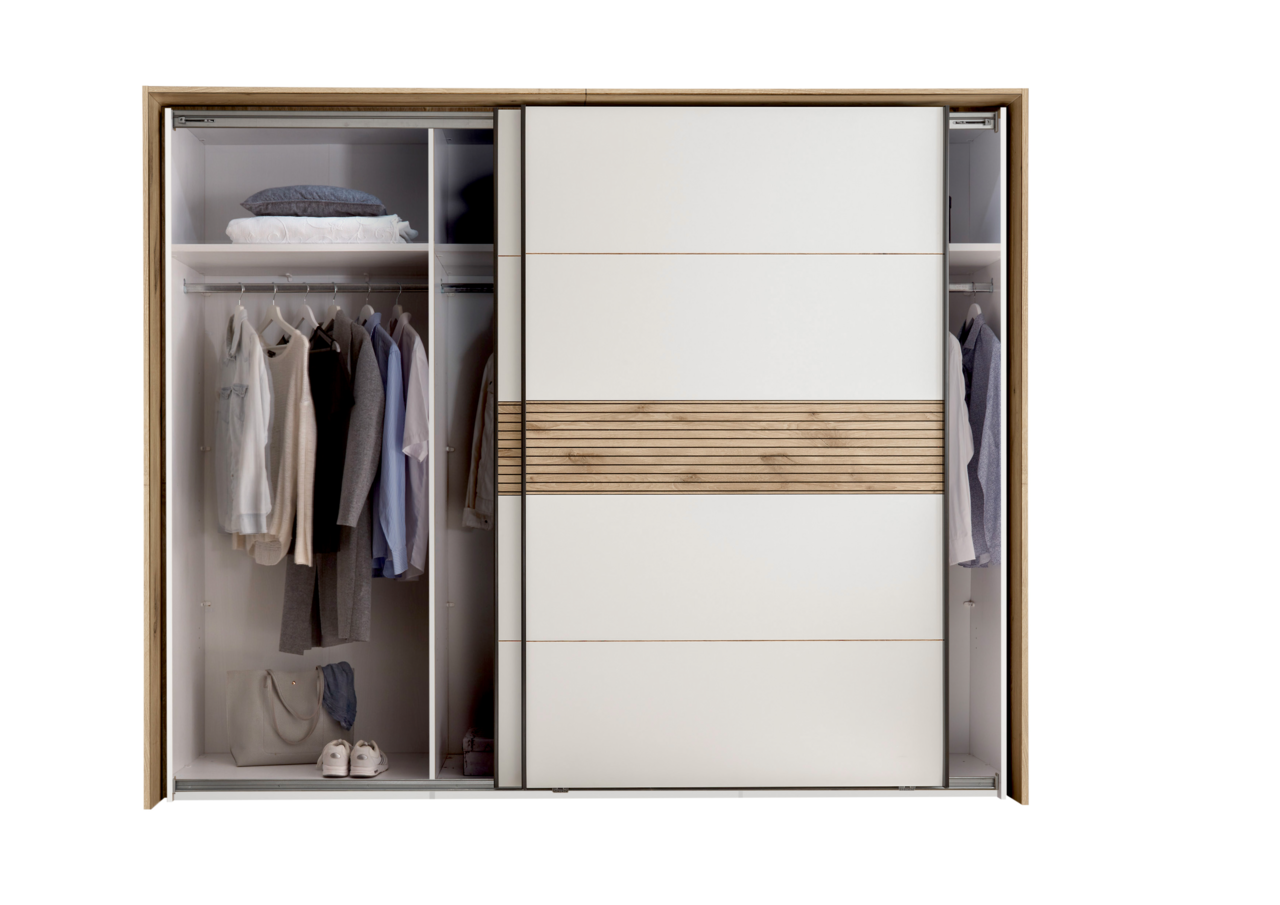 Schwebetürenschrank mit teilweise geöffneter Tür, zeigt Innenraum mit Kleidung, Schuhen und Accessoires, Frontalansicht