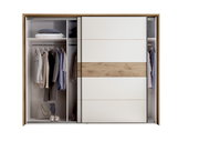 Schwebetürenschrank mit teilweise geöffneter Tür, zeigt Innenraum mit Kleidung, Schuhen und Accessoires, Frontalansicht