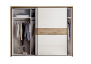 Schwebetürenschrank mit teilweise geöffneter Tür, zeigt Innenraum mit Kleidung, Schuhen und Accessoires, Frontalansicht