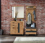 Garderobenkombination mit Spiegel, Garderobenpaneel und Bank in Holzoptik vor einer Ziegelwand, frontale Perspektive.