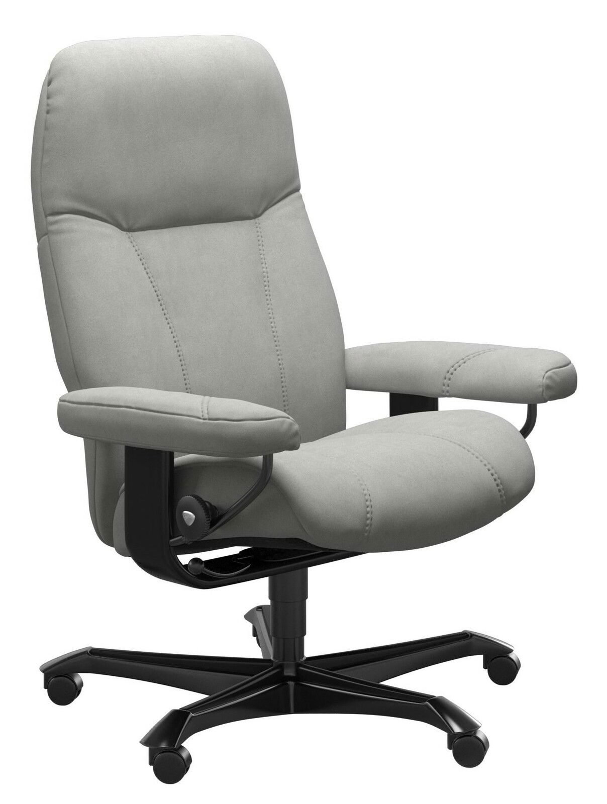 Grauer Chefsessel mit gepolsterten Armlehnen und schwarzem Drehfuß, seitliche Perspektive