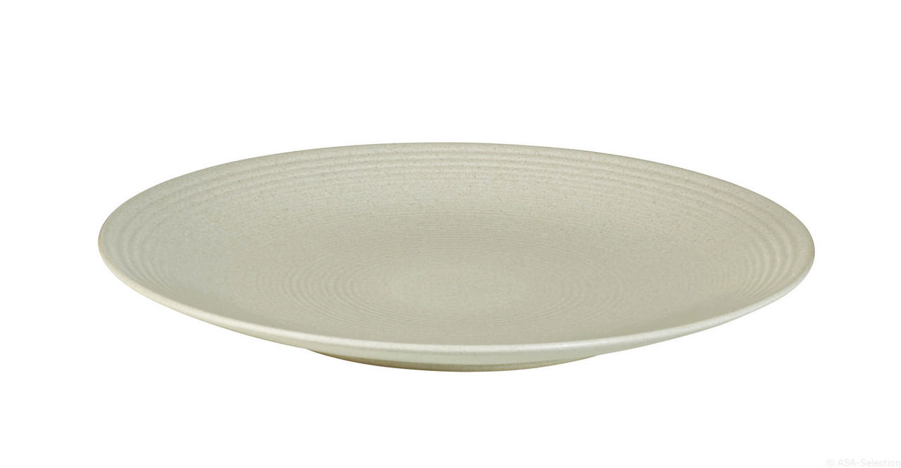 Flacher, cremefarbener Teller mit feiner Rillenstruktur, seitliche Perspektive