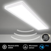 Witte rechthoekige LED plafondlamp met backlight-effect, neutraal wit 4000K, microgolfsensor en IP44, schuin van onderen gezien
