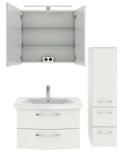 Badezimmermöbel-Set bestehend aus einem Spiegelschrank mit Beleuchtung, einem Waschbeckenunterschrank mit zwei Schubladen und einem hohen Seitenschrank, frontal abgebildet.