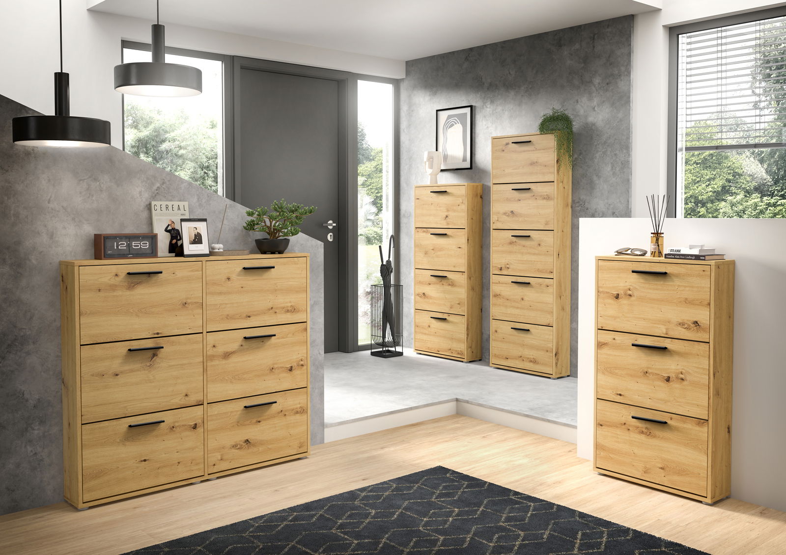 Schuhkipper aus Holz mit drei Klappen, in einem modernen Raum mit grauer Wand und großen Fenstern, aus der Vorderansicht fotografiert.