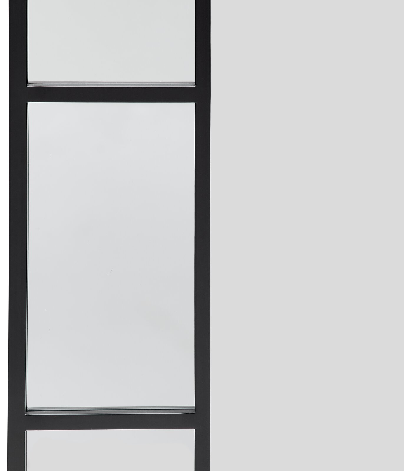 Moderner rechteckiger Spiegel mit schwarzem Rahmen, seitliche Perspektive