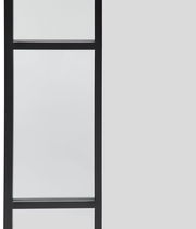 Moderner rechteckiger Spiegel mit schwarzem Rahmen, seitliche Perspektive