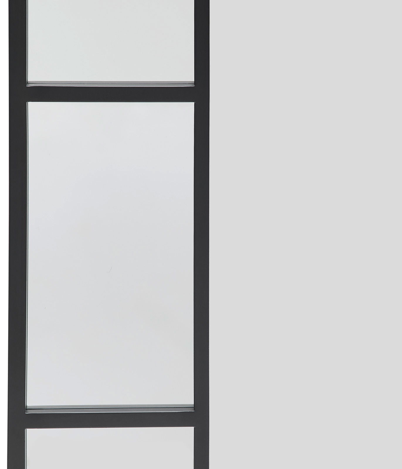 Moderner rechteckiger Spiegel mit schwarzem Rahmen, seitliche Perspektive