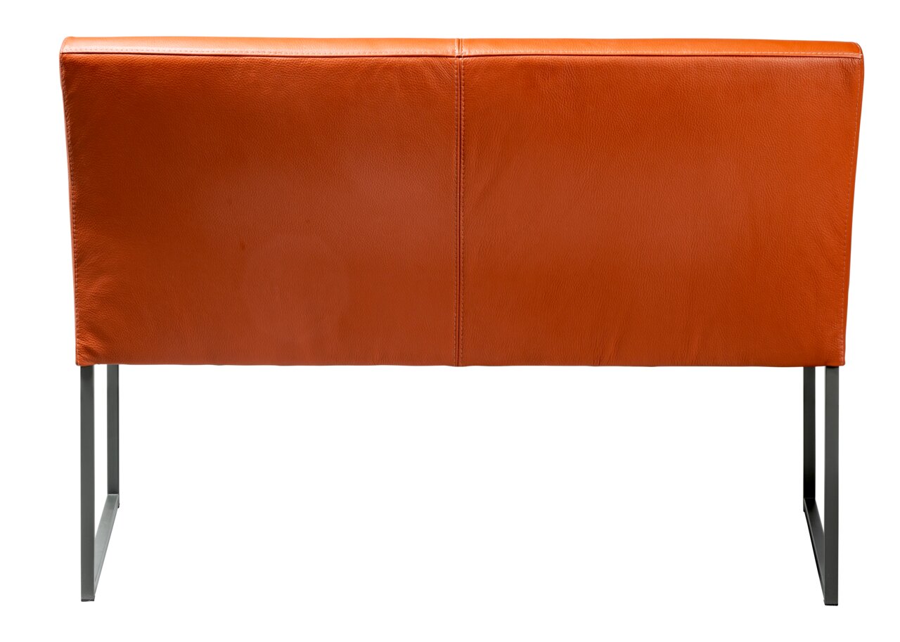 Achterkant van een moderne bank met oranje lederen bekleding en metalen poten.