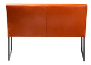 Achterkant van een moderne bank met oranje lederen bekleding en metalen poten.