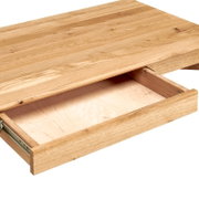 Close-up van een houten bureau met een geopende lade, gezien van bovenaf.