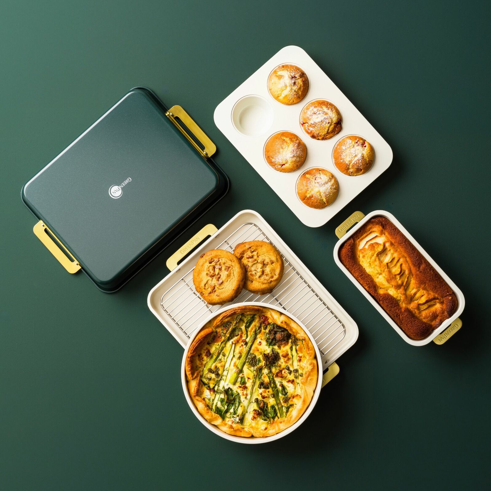 GreenPan Backformen Set 6-tlg. PADOVA Vogelperspektive auf ein 6-teiliges Backformen-Set mit verschiedenen gebackenen Speisen, darunter Muffins, Quiche und Kuchen.