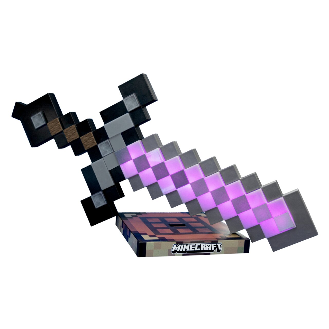 Minecraft LED-Schwert im pixeligen Design mit violett leuchtender Klinge auf einem Minecraft-Logo-Sockel, schräg in 3/4-Ansicht von vorne fotografiert.
