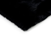 Schwarzer Fellteppich in Nahaufnahme, diagonale Perspektive