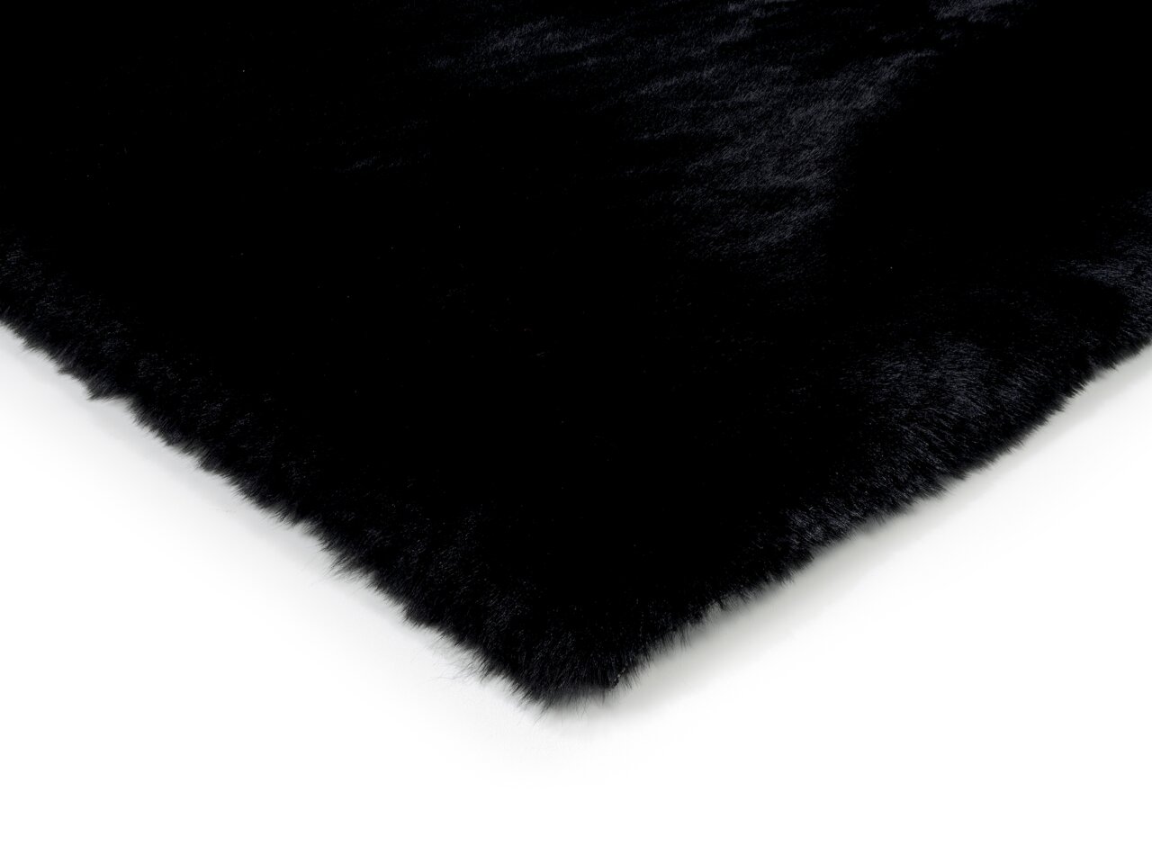 Schwarzer Fellteppich in Nahaufnahme, diagonale Perspektive