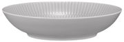 Runder Suppenteller aus weißem Porzellan mit geriffeltem Rand, seitliche Perspektive