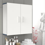 Weißer Badezimmer-Wandschrank mit zwei Türen und silbernen Griffen, leicht schräg von vorne (Frontansicht) an einer grauen Fliesenwand über einem Waschbeckenbereich.