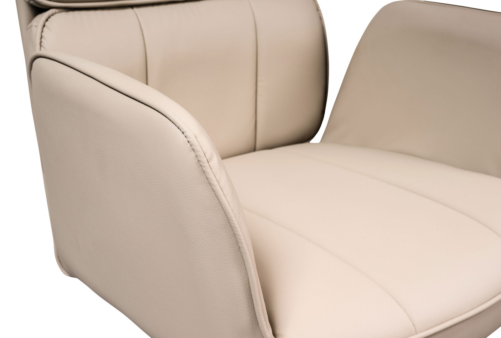 Nahaufnahme eines beigen Drehstuhls mit gepolsterten Armlehnen und Sitzfläche, seitliche Perspektive.