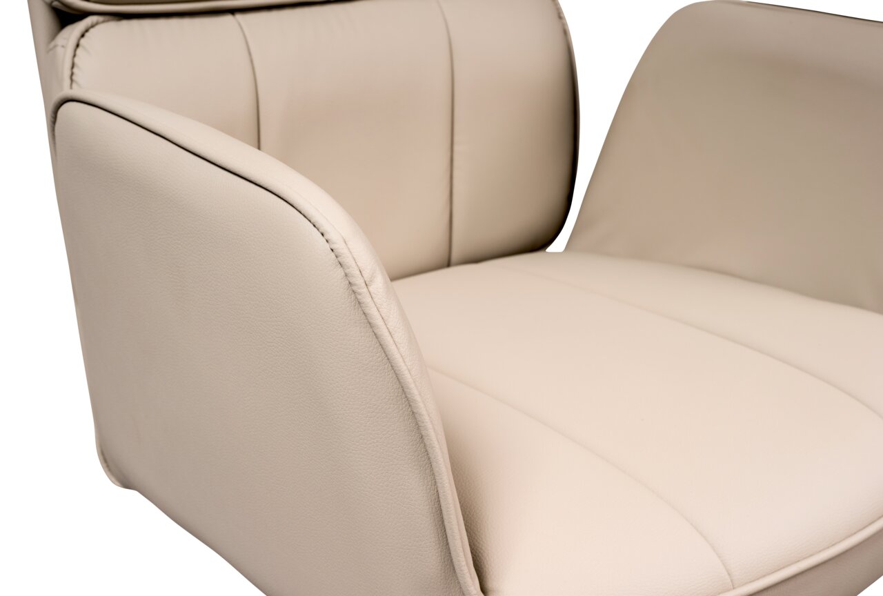 Nahaufnahme eines beigen Drehstuhls mit gepolsterten Armlehnen und Sitzfläche, seitliche Perspektive.