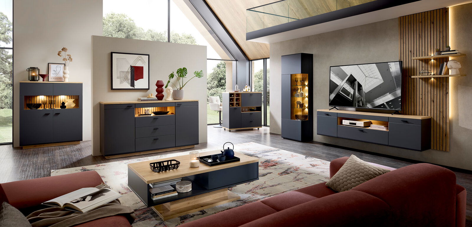 Modernes Wohnzimmer mit stilvollem Highboard RENO in dunklem Grau und Holzoptik, seitliche Perspektive.