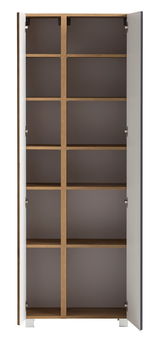 Hochschrank mit offenen Türen, zeigt mehrere Regalböden aus Holz, frontale Ansicht.