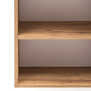Nahaufnahme eines Holzregals mit zwei sichtbaren Regalböden, seitliche Perspektive