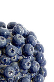 Nahaufnahme eines blauen, glänzenden Lampenfußes mit einer Oberfläche, die an eine Ansammlung von Beeren erinnert.