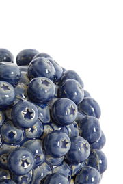 Nahaufnahme eines blauen, glänzenden Lampenfußes mit einer Oberfläche, die an eine Ansammlung von Beeren erinnert.