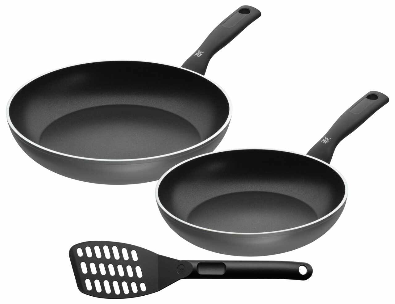 Zwei schwarze Pfannen mit Antihaftbeschichtung und einem schwarzen Wender, aus der Vogelperspektive fotografiert.