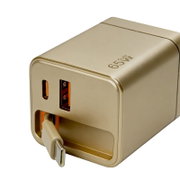 Goldfarbenes 65W-GaN-USB-Ladegerät mit zwei USB-C-Ports und einem USB-A-Port, schräg von vorne links fotografiert, mit eingestecktem USB-C-Kabel