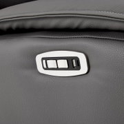 Nahaufnahme aus seitlicher Perspektive auf das Bedienfeld eines grauen Polstermöbels mit Verstelltasten sowie USB-A- und USB-C-Anschluss