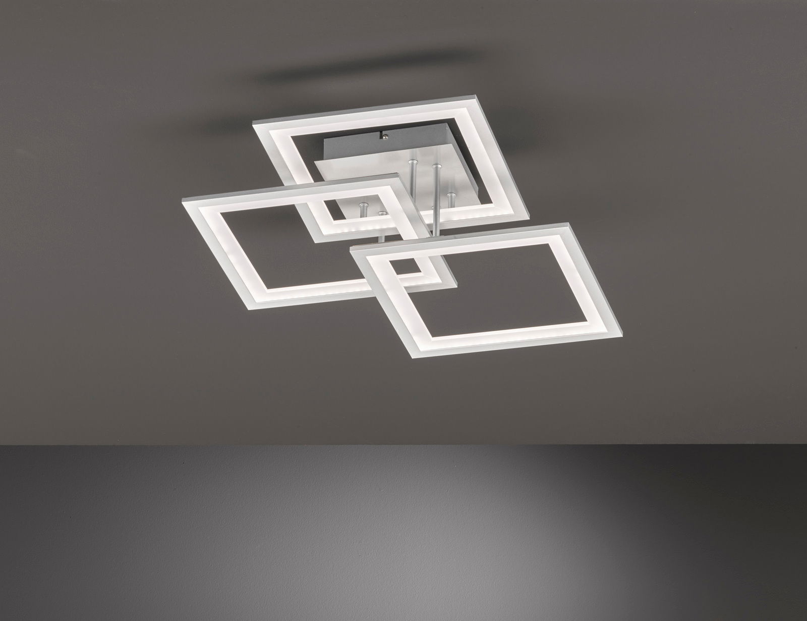 Moderne Deckenleuchte mit drei überlappenden quadratischen Rahmen, Ansicht von unten.