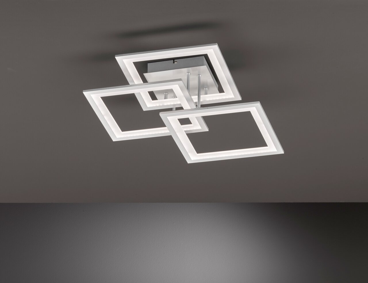 Moderne Deckenleuchte mit drei überlappenden quadratischen Rahmen, Ansicht von unten.