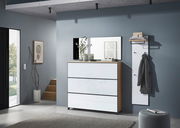 Moderner Eingangsbereich mit einem XL-Spiegel und einem Hängeschuhschrank in hellem Holz und Weiß, seitliche Perspektive.