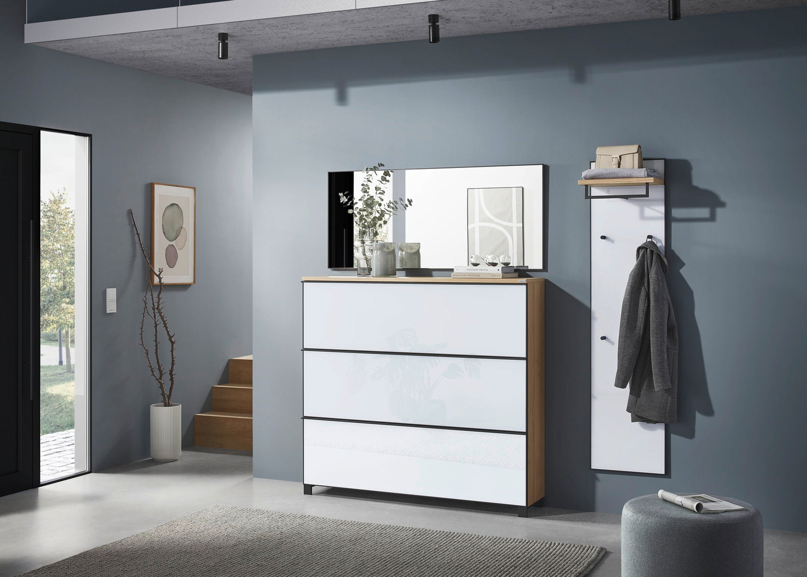 Dieter Knoll Spiegel ATINA Moderner Eingangsbereich mit einem XL-Spiegel und einem Hängeschuhschrank in hellem Holz und Weiß, seitliche Perspektive.