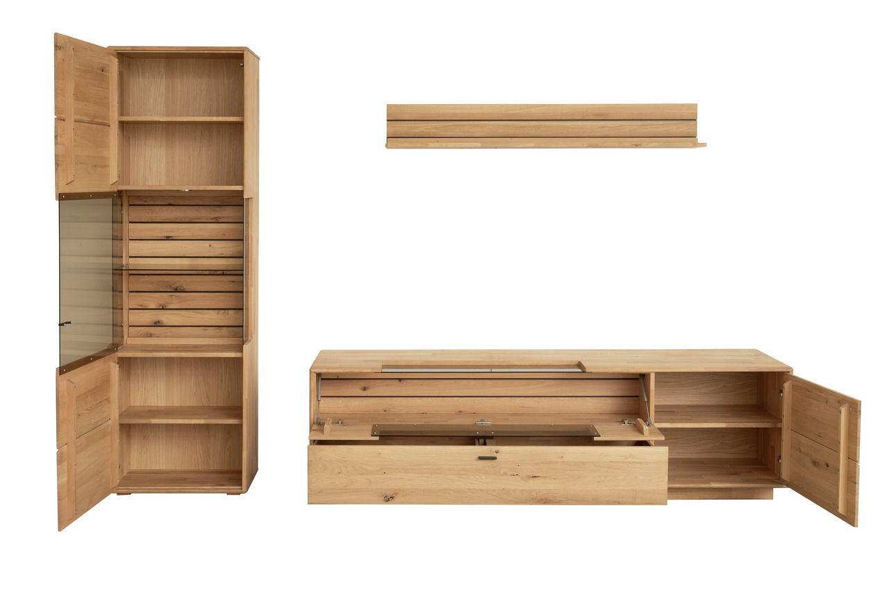 Wandkombination aus Holz mit geöffneter Perspektive, bestehend aus einem hohen Schrank mit Glastür und einem niedrigen TV-Schrank mit Schubladen und Regalen.