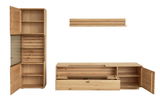 Wandkombination aus Holz mit geöffneter Perspektive, bestehend aus einem hohen Schrank mit Glastür und einem niedrigen TV-Schrank mit Schubladen und Regalen.